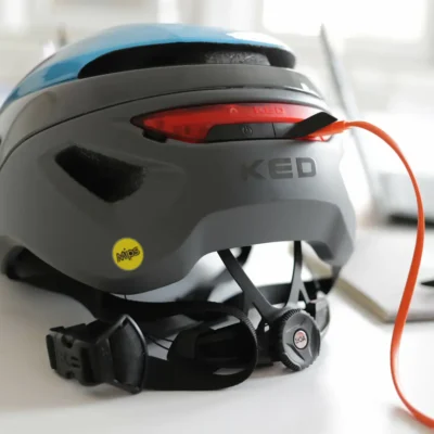 KED Mitro UE-1 Mips - Achterlicht aan de oplader